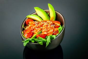 Sake Sashimi Salat   ( Rucola, Avocado, Cocktailtomaten, Lachsfilet und Sesam )