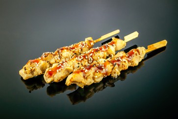 Yakitori (3 Stück)  gegrillte Hühnerspieße mit Teriyaki-Sauce und Sesam 