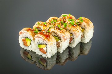 Yamamota Roll    ( 8 Stück)  mit Lachs, Avocado, Frischkäse, Thunfisch, Lachs on Top und flambiert