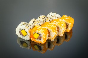 Tekka Mango Roll  (8 Stück)  mit Thunfisch, Mango und Sesam 