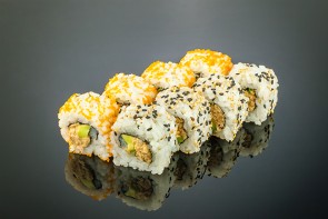 Yamoto Roll  (8 Stück)  mit gebratenem Thunfisch, Avocado, Frühlingszwiebeln und Cocktailmayonnaise